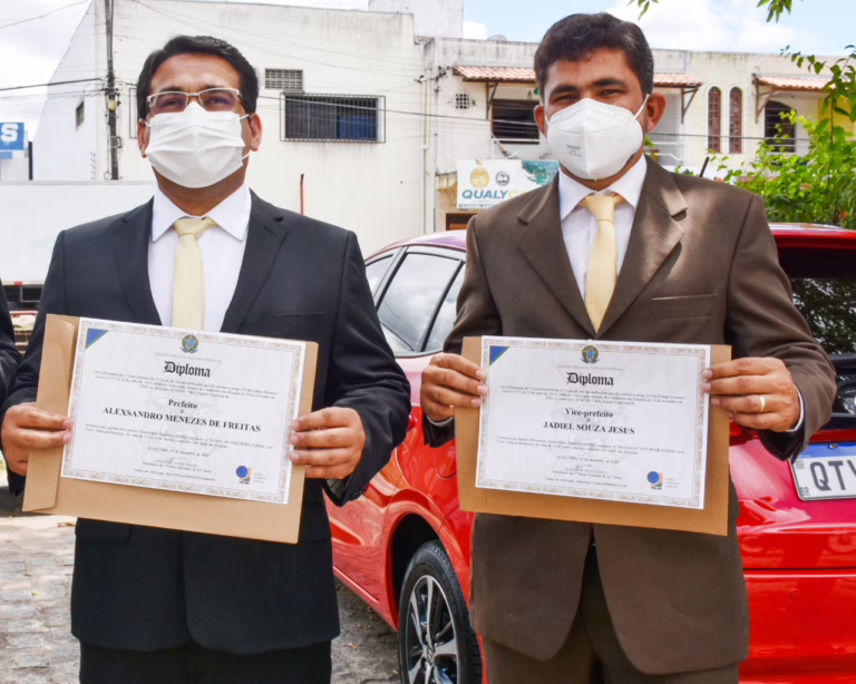 Prefeito, vice-prefeito e vereadores eleitos em Acajutiba são diplomados pela Justiça