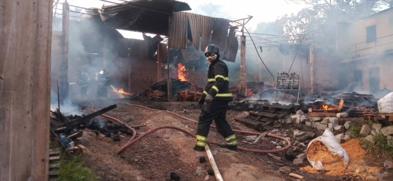 Incêndio atinge fábrica nas margens da BA-093, em Simões Filho