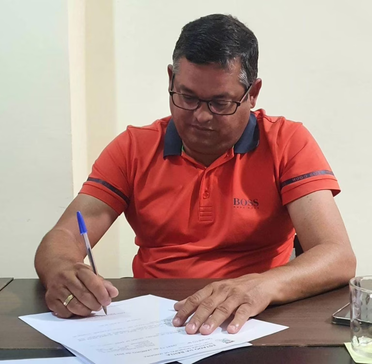 Prefeito Adilson Leite assina memorando para adquirir 6 mil doses da vacina CoronaVac