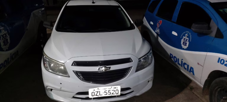 Sistema de rastreamento leva PM a carro roubado em Alagoinhas que estava escondido  em Acajutiba
