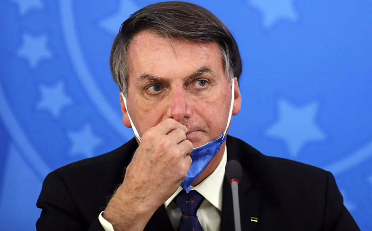 Bolsonaro veta proteção de despesas com vacinas e combate à pandemia