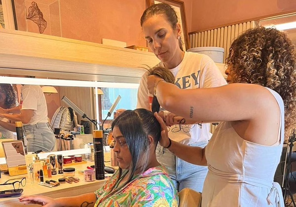 Ivete Sangalo penteia cabelo de Preta Gil e toca violão para cantora: Carinho que não cessa