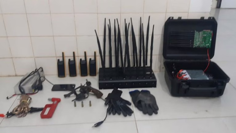PRF apreende arma, munições e bloqueadores de sinal de rastreador na Bahia