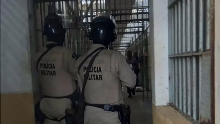 Batalhão de Guardas e Seap apreendem 10 celulares na Cadeia Pública de Salvador