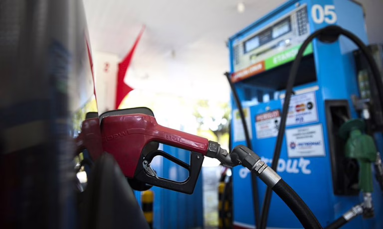 Preço médio da gasolina e do diesel S-10 nas bombas cai 0,5%; GLP sobe 0,17%