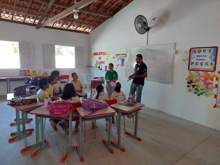 Polícia Civil visita escolas e realiza orientações em Acajutiba