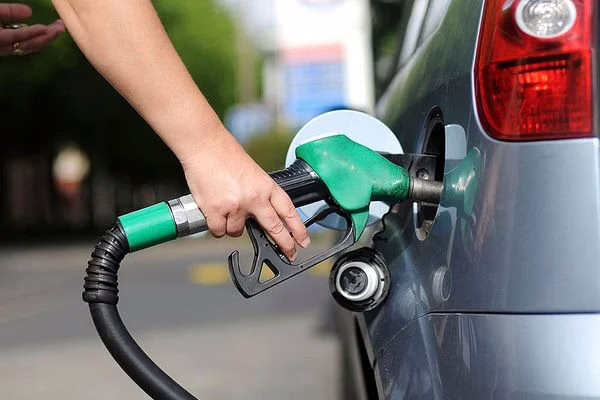 Petrobras anuncia reajuste no preço da gasolina e do diesel para distribuidoras