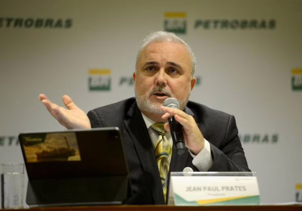 Presidente da Petrobras alerta Lula sobre possível aumento do combustível