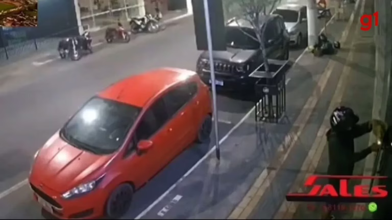 VÍDEO: Barbearia é atingida por bomba no interior da Bahia; agência bancária teve fachada de vidro estilhaçada na mesma cidade