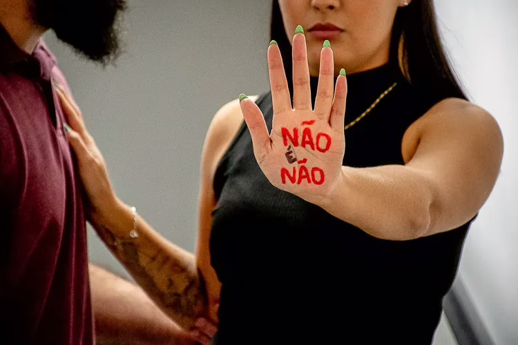 Lula sanciona lei que protege mulheres de violência em bares e shows