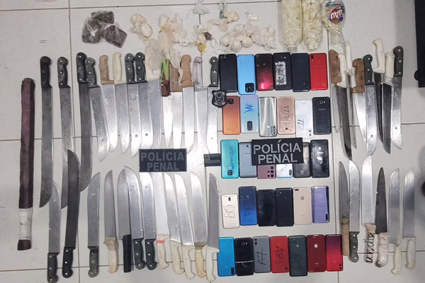 Mais de 30 facas e celulares são apreendidos em penitenciária durante operação