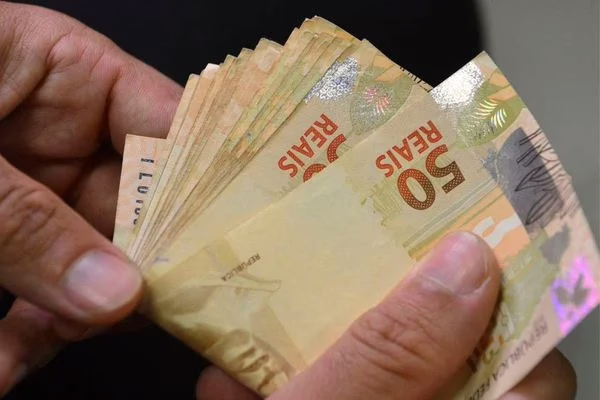 Lula assina decreto que reajusta salário mínimo para R$ 1.412