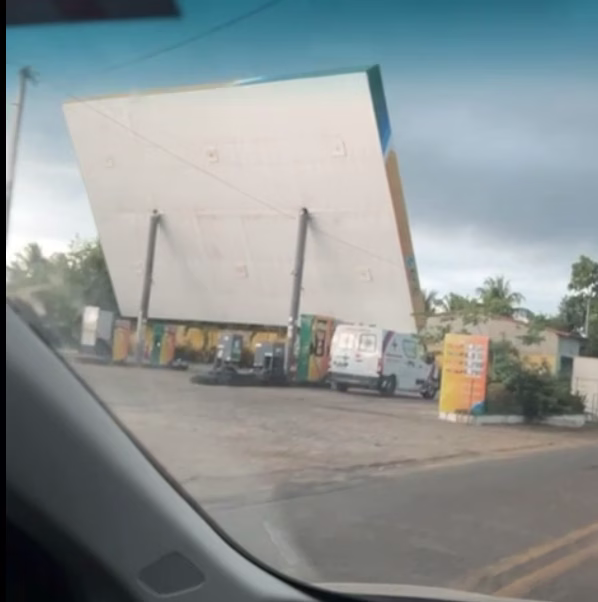 VÍDEO: cobertura de posto de combustíveis desaba durante temporal em Acajutiba na tarde desta segunda-feira (22)