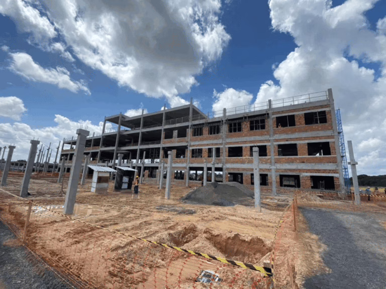 Governador Jerônimo Rodrigues visita obras do novo Hospital Regional de Alagoinhas e garante inauguração para maio de 2025