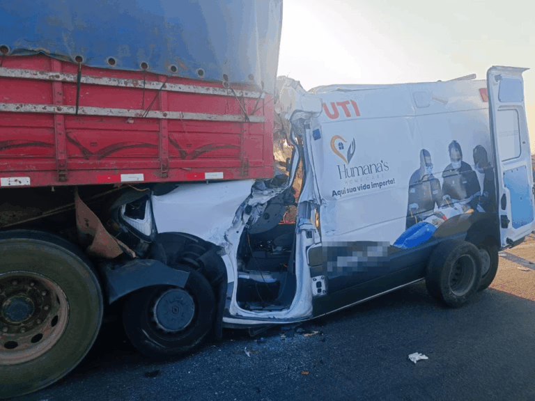 Quatro pessoas morrem após batida entre ambulância e caminhão na Bahia; médico e enfermeiro estão entre as vítimas