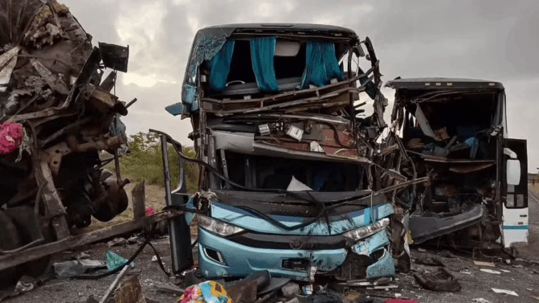 Grave Acidente na BR-110: Colisão entre ônibus e carreta deixa cinco mortos em Olindina