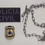 Homem é preso após manter companheira em cárcere com corrente de cachorro no pescoço; vítima era foragida e foi detida