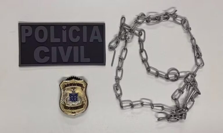 Homem é preso após manter companheira em cárcere com corrente de cachorro no pescoço; vítima era foragida e foi detida