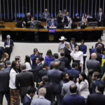PEC da blindagem é aprovada por deputados e vai ao Senado