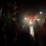 Ônibus de turismo tomba na BR-101 e deixa passageiros feridos