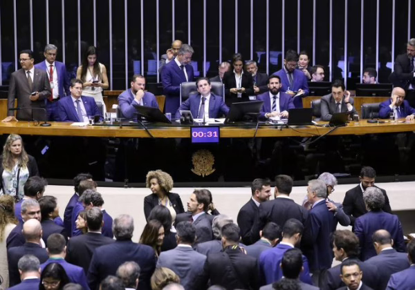Câmara aprova isenção do Imposto de Renda para quem ganha até R$ 5 mil