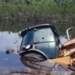 Homem é encontrado morto dentro de retroescavadeira em lago de Ilhéus