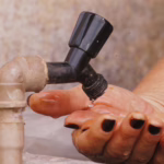 Moradores de Acajutiba lidam com série de interrupções no abastecimento de água; sistema segue em processo de normalização