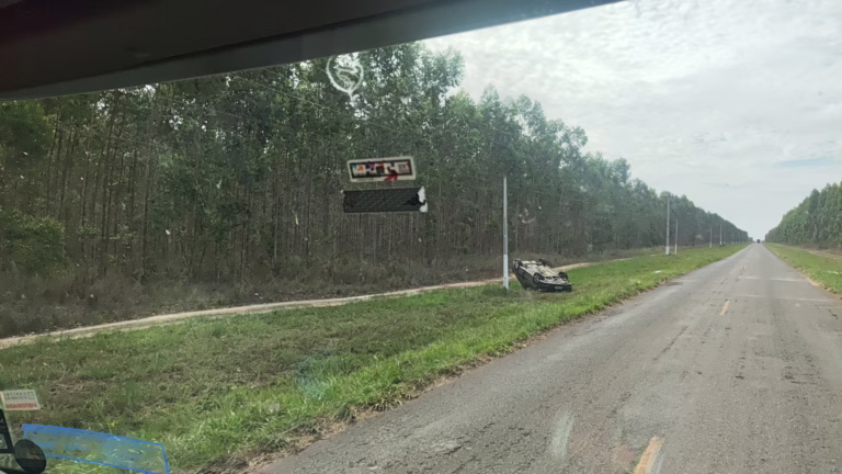 Carro capota na BA-233 entre Acajutiba e Esplanada nesta segunda (9); causas são desconhecidas