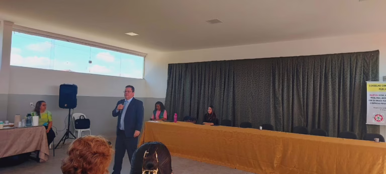 Juiz de Rio Real debate cidadania e escolhas de jovens em reunião do CONSEG em Acajutiba